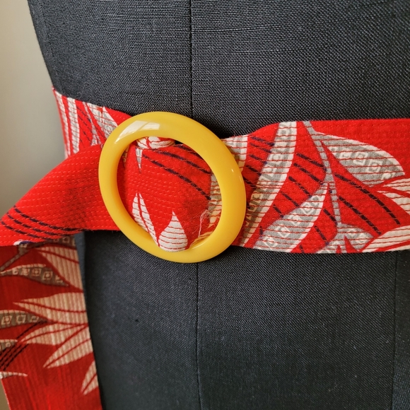 Red fabric floral belt with yellow retro buckle - Picture 7 of 7